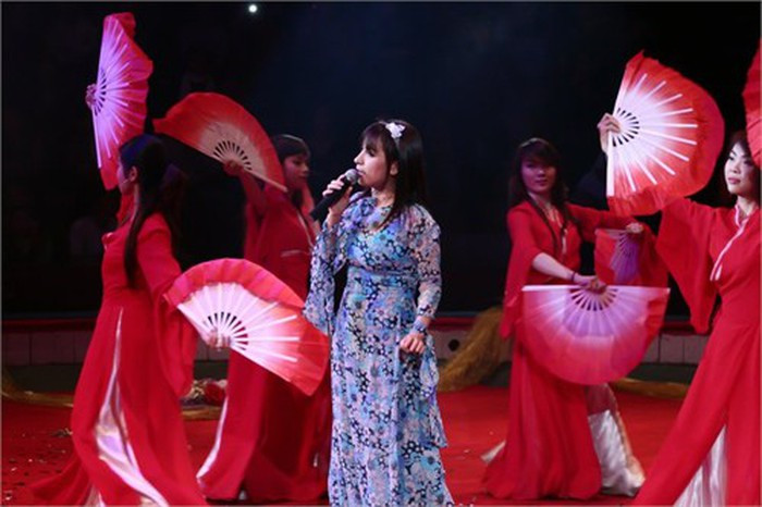 Trên sân khấu cũng rất nhiều lần Phi Nhung chọn thả dáng với áo dài. 