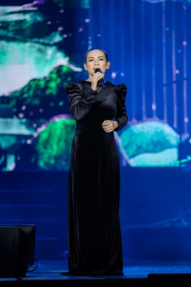 Cả đời đi hát, Phi Nhung luôn chọn 2 kiểu trang phục đậm chất Việt Ảnh 9