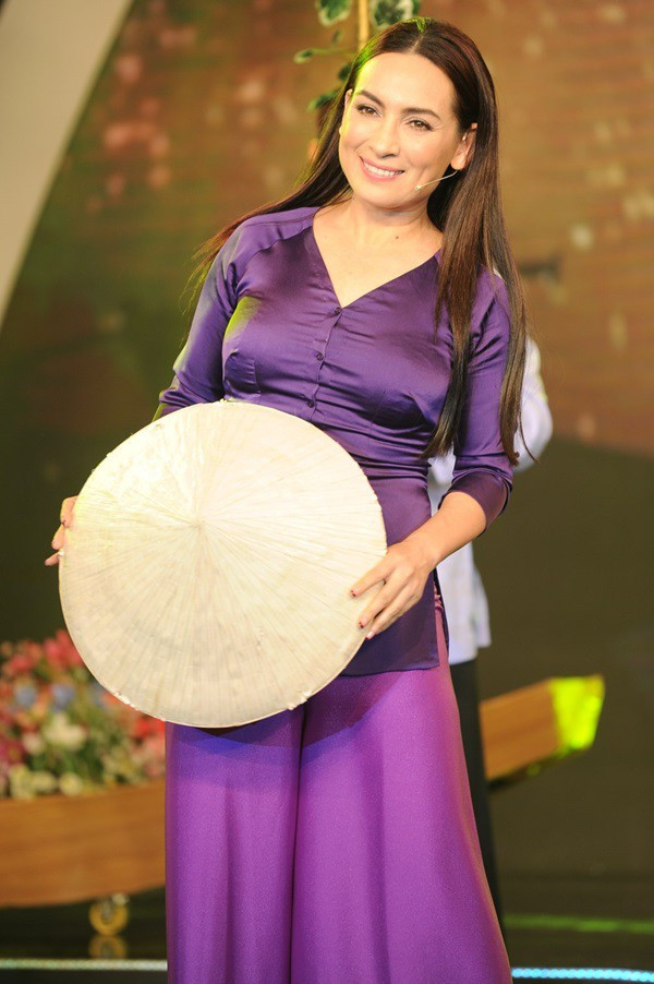 Vì theo đuổi dòng nhạc dân ca nên trên sân khấu, Phi Nhung luôn xuất hiện nền nã với trang phục áo dài hoặc áo bà ba.