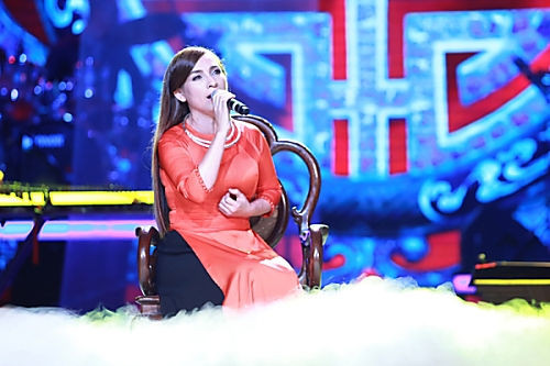 Không chỉ truyền tải cảm xúc qua giọng hát mà Phi Nhung còn gửi gắm bao tình cảm, sự tự hào khi là một người con của Việt Nam qua những bộ áo dài.