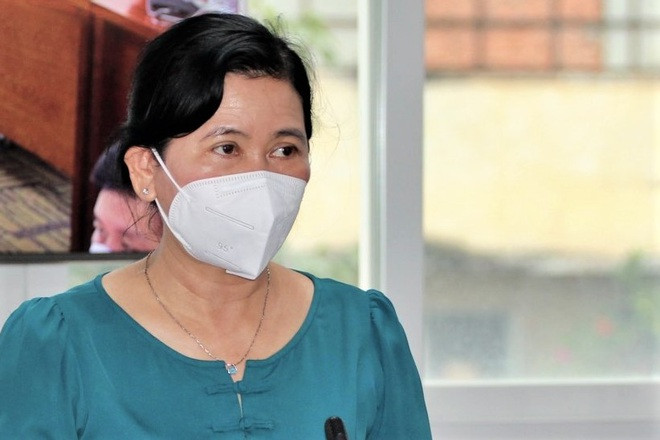 Bà Nguyễn Thị Huỳnh Mai, Chánh Văn phòng Sở Y tế TPHCM tại họp báo (Ảnh: Quang Huy).