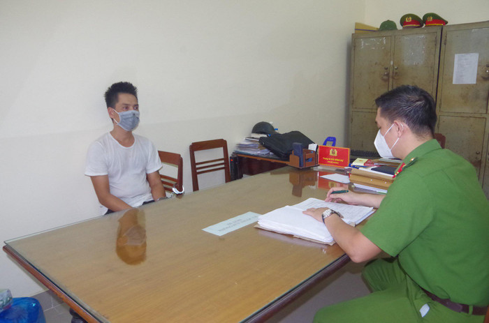 Nguyễn Thanh Tuấn tại cơ quan công an.