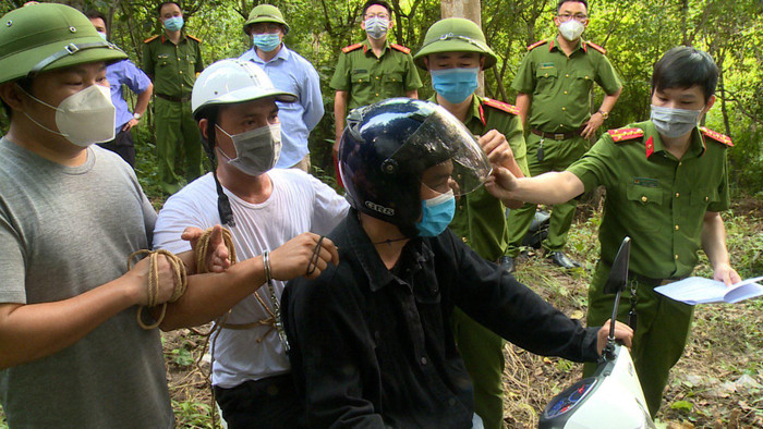 Lực lượng chức năng thực nghiệm lại hiện trường.