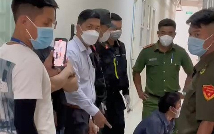 Lực lượng chức năng phường Vĩnh Phú-TP Thuận An phá khóa cưỡng chế người phụ nữ để test Covid-19. Ảnh: Cắt từ clip/VTC