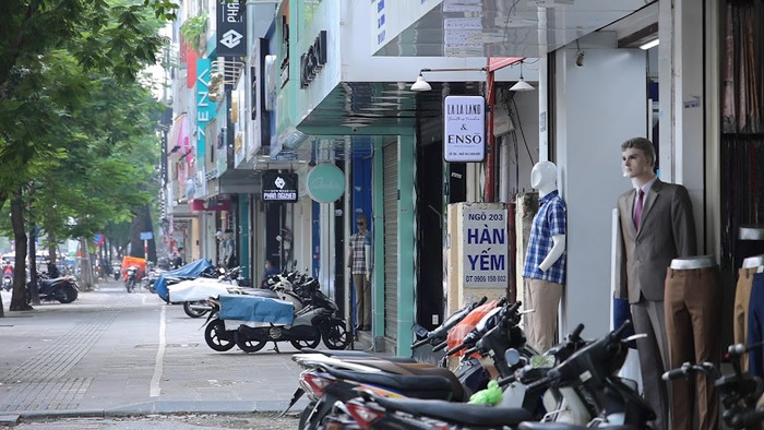 Các con phố là 'thiên đường mua sắm' đìu hiu trong ngày mở cửa trở lại.