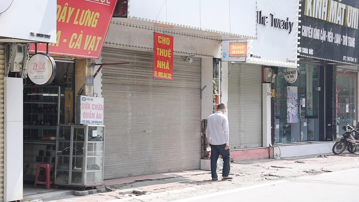 Nhiều cửa hàng treo biển sang nhượng, cho thuê lại.