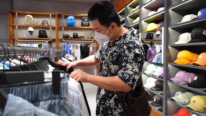 Người dân đều đeo khẩu trang để phòng dịch khi đi mua sắm.