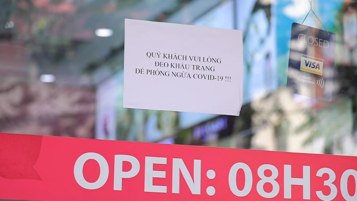 Các biển yêu cầu người dân đeo khẩu trang khi đến mua sắm được chuẩn bị sẵn.