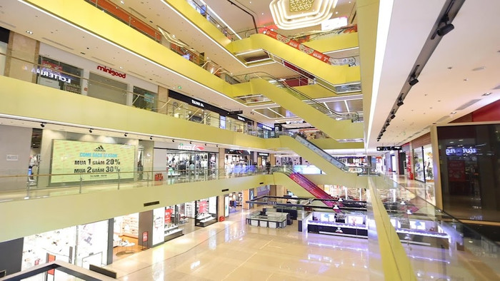 Lượng khách đến Trung tâm thương mại chỉ lác đác vài người.