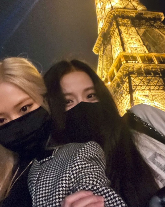 Hình ảnh Rosé và Jisoo đến tham quan tháp Eiffel.