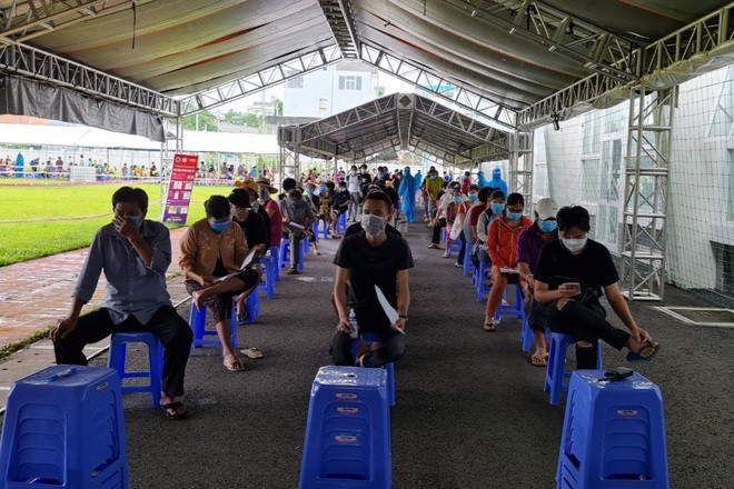 Điểm tiêm ở sân vận động Đạt Đức trên đường Nguyễn Văn Lượng, phường 16, quận Gò Vấp. Ảnh: Dân trí