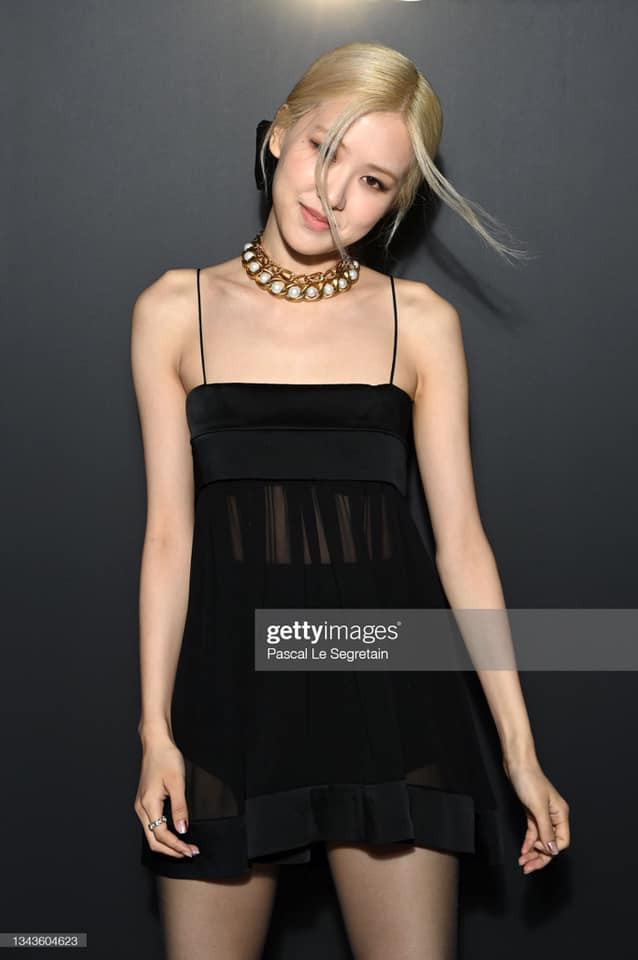 Cận cảnh bức ảnh chưa hề qua chỉnh sửa, khán giả thấy rõ body của cô ốm đến nỗi lộ vẻ mệt mỏi vì lịch trình công việc quá san sát nhau