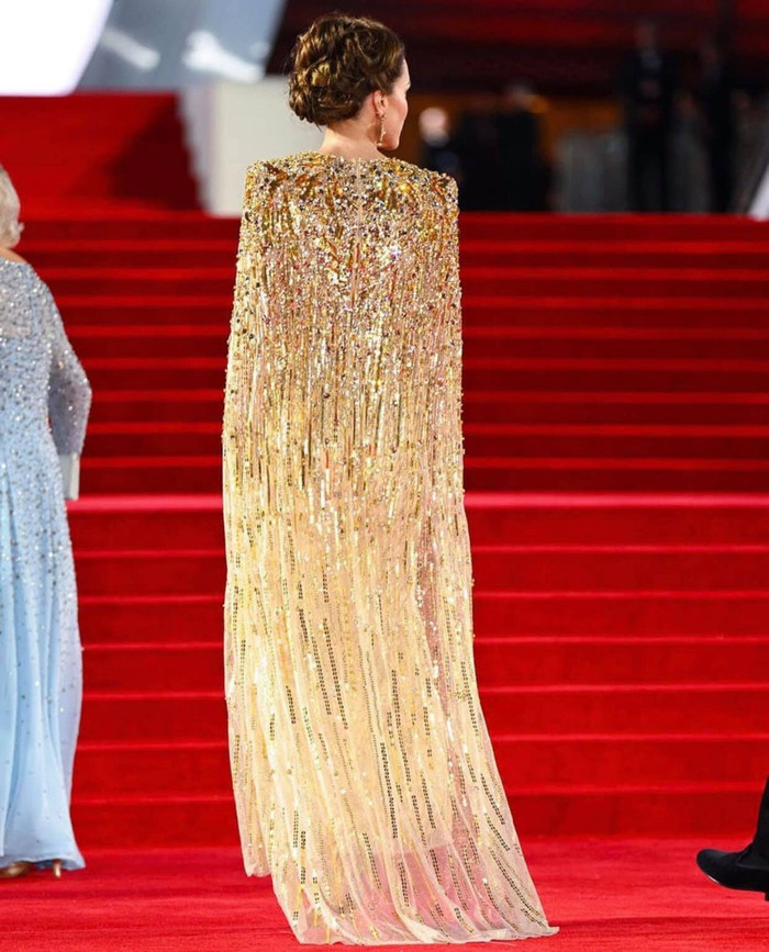 Bộ váy được làm riêng cho bà mẹ ba con đẹp ngất ngây đến mức dân tình nhanh chóng săn lùng thông tin