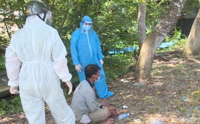 Người đàn ông đập vỡ kính chắn gió xe cấp cứu rồi bơi qua sông nhằm trốn cách ly tập trung Ảnh 2