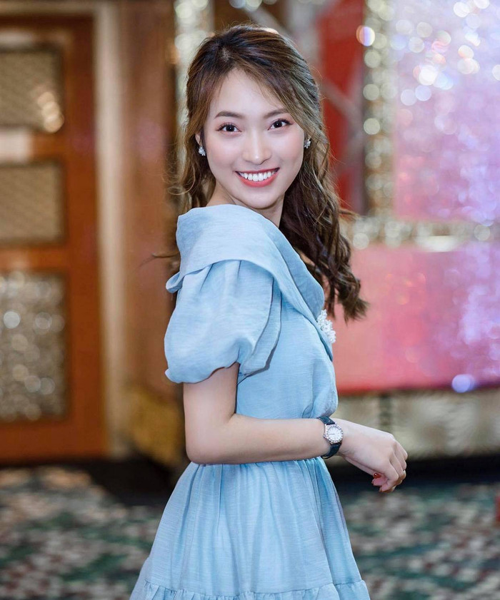 Những bộ cánh nền nã, màu sắc nhã nhặn được Khánh Vy ưu ái chọn mặc khi lên sóng. Vừa đẹp, tránh sự cố không hay lại không gây chia trí khán giả. 
