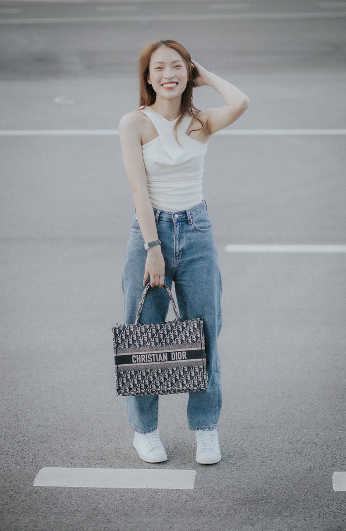 Street style cá nhân của Khánh Vy lại năng động, thoải mái. 