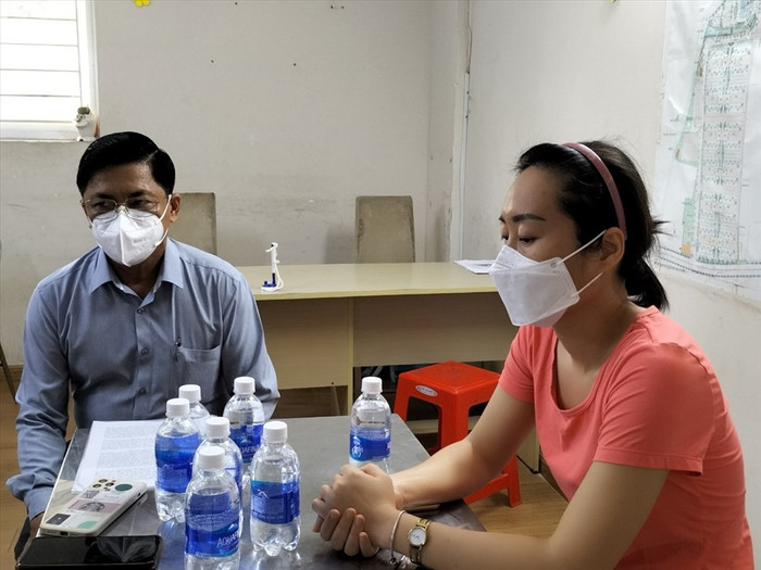 Ông Võ Thanh Quan xin lỗi người phụ nữ bị cưỡng chế test nhanh Covid-19. Ảnh: Lao Động