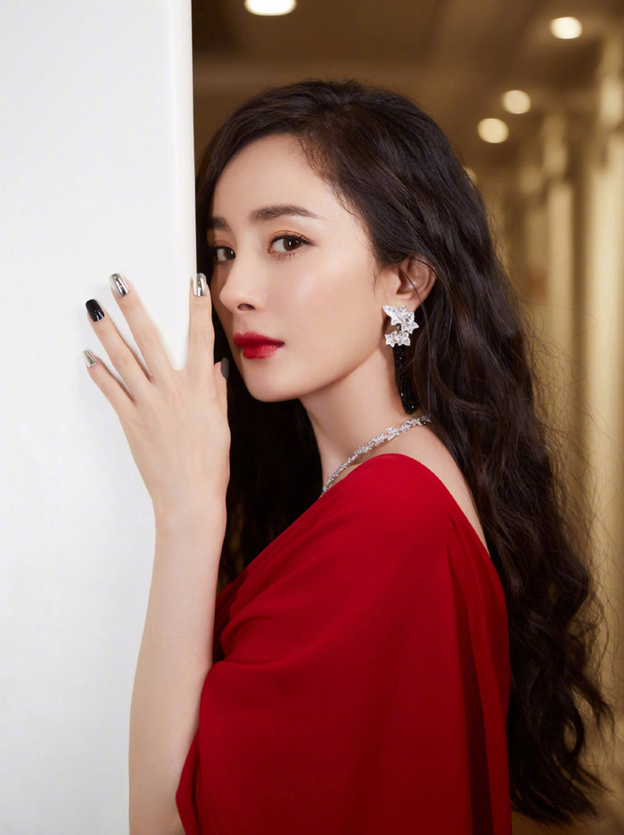 'Đừng khóc, có thời gian khóc không bằng đi ngủ. Đã không được ngủ rồi sao lại còn khóc.'