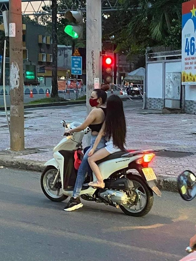 'Chị đại quận 4' tái xuất đã nghiêm chỉnh đeo khẩu trang nhưng vẫn bị dân mạng soi ra 1 lỗi Ảnh 3