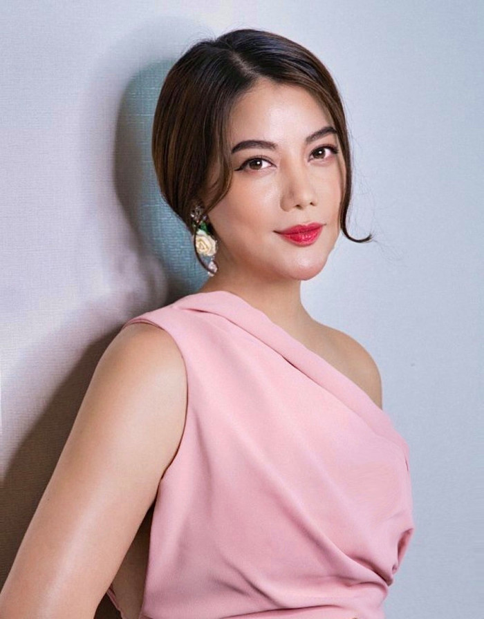 Trương Ngọc Ánh thường xuyên được khen có vẻ đẹp không tuổi vì gần 20 năm qua cô vẫn giữ gương mặt tươi trẻ cùng vóc dáng gợi cảm không khác những ngày đầu bước chân vào showbiz.