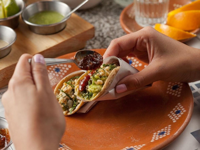 Ấu trùng kiến sa mạc Mexico được gọi là escamol. Món ăn này thoạt nhìn qua cũng tương tự như bánh tacos bình thường.