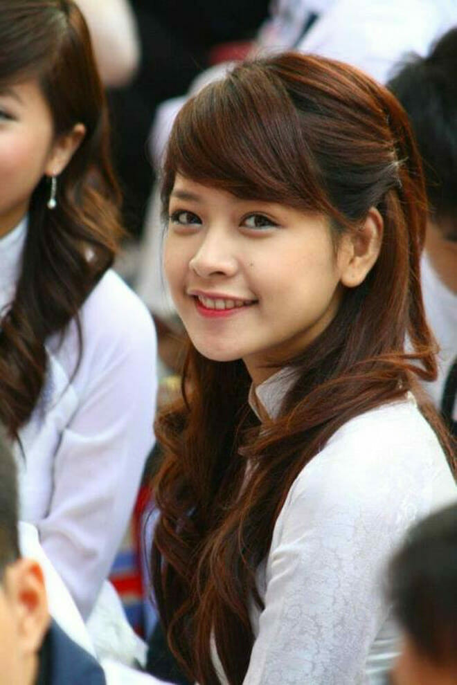 Nhan sắc nổi bật của cô nàng ngay khi còn ngồi trên ghế nhà trường