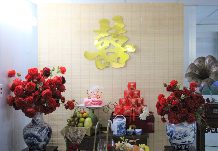 Vải đỏ, hoa, trái cây, bánh cưới in tên cô dâu, chú rể 'Quang Huy - Ngọc Diệp' lần lượt được các tình nguyện viên mang đến và hoàn toàn miễn phí. (Ảnh: Tuổi trẻ).