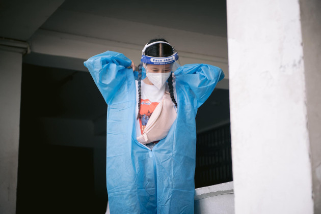 Bộ đồ bảo bộ nóng bức, kín mít và không thể thấm hút mồ hôi là nỗi vất vả của rất nhiều người