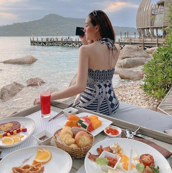 Những hình ảnh mong manh, nhẹ nhàng chẳng hề giống mẹ bỉm sữa chút nào. 