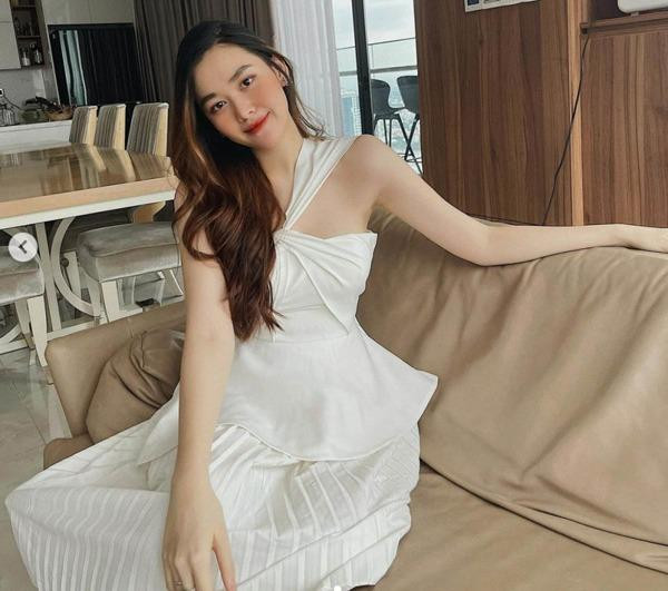 Cách đây ít lâu, Tường San cũng làm công chúng bất ngờ khi 'về dáng thần tốc', chẳng hề có dấu hiệu của việc vừa sinh con xong. 