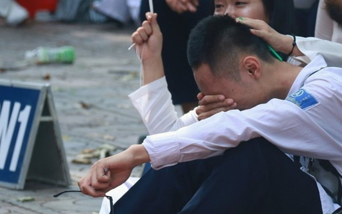 Trượt đại học dù đủ điểm, nam sinh vùng phong tỏa bật khóc Ảnh 2