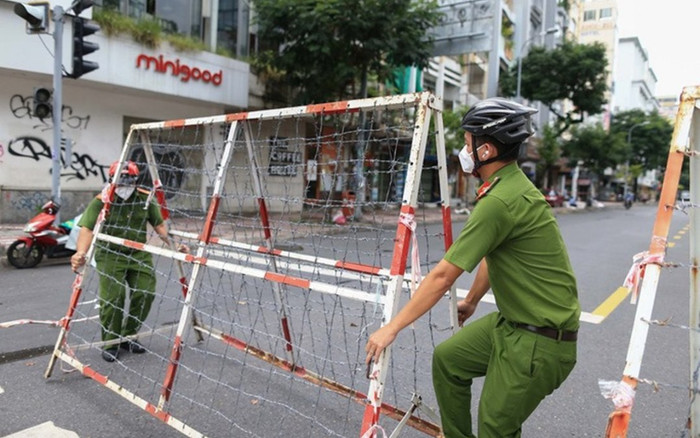 TP.HCM: Nhiều tuyến đường đồng loạt gỡ bỏ rào chắn tại các chốt phong tỏa trong sự vui mừng của người dân Ảnh 2