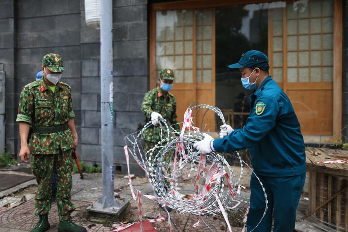 TP.HCM: Nhiều tuyến đường đồng loạt gỡ bỏ hàng rào, kẽm gai tại các chốt phong tỏa Ảnh 2