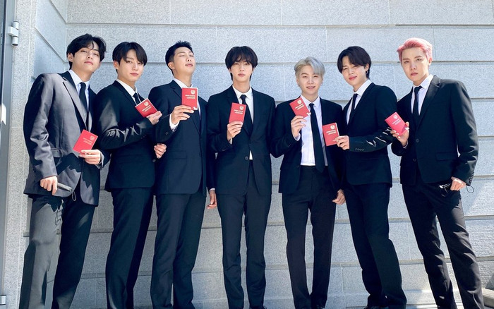 Knet khó chịu khi công ty lấy hộ chiếu ngoại giao của BTS trưng bày triển lãm để kiếm tiền Ảnh 2