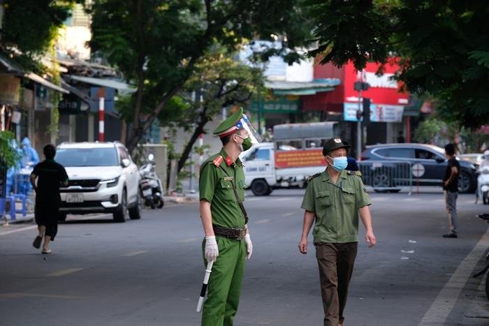 Video phong tỏa một tòa của Bệnh viện Việt Đức, thực hiện hàng loạt biện pháp y tế sau khi phát hiện F0 Ảnh 6