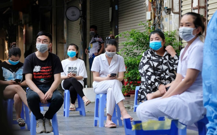 Video phong tỏa một tòa của Bệnh viện Việt Đức, thực hiện hàng loạt biện pháp y tế sau khi phát hiện F0 Ảnh 2