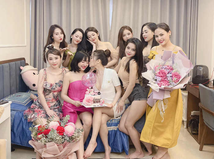 Quỳnh Nga trong dáng váy hoa điệu đà hai dây khi dự sinh nhật tại nhà một người bạn cách đây không lâu
