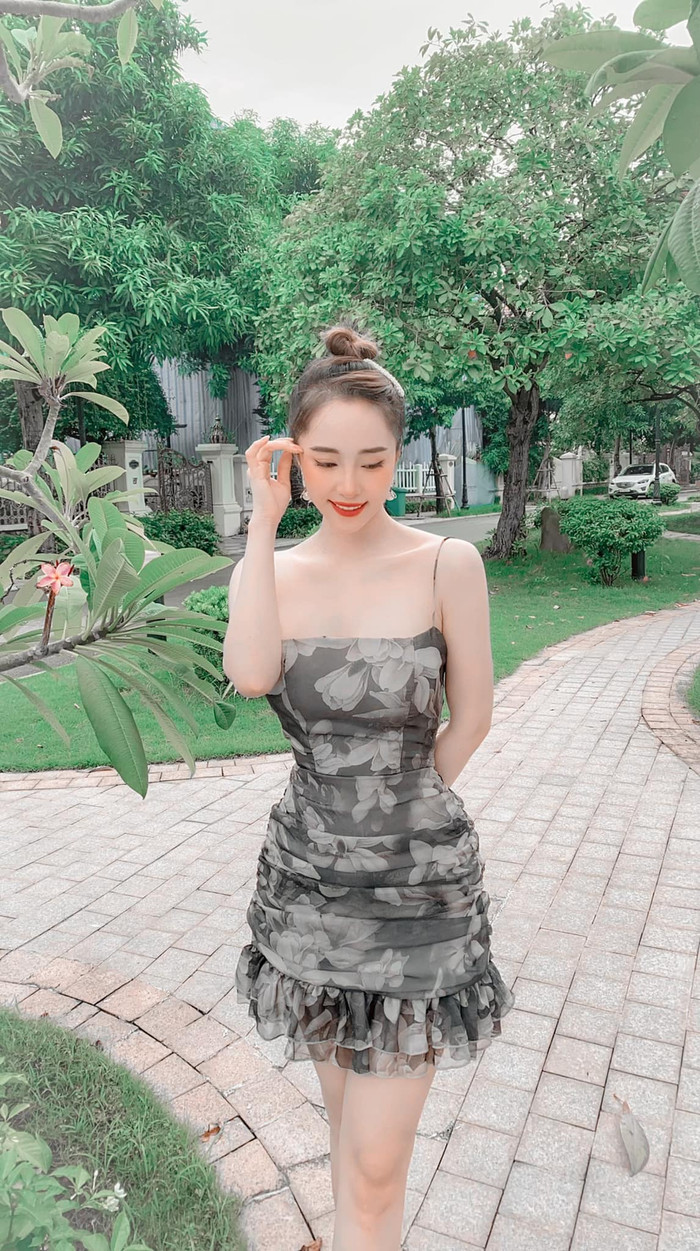 Cô tạo dáng trong bối cảnh vườn lá um tùm, dáng váy bánh bèo này rất được lòng Quỳnh Nga