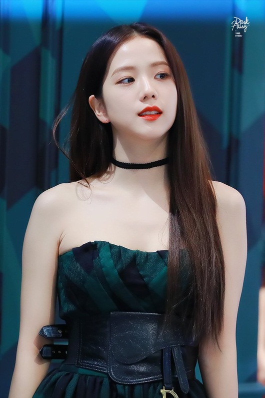 Vừa bị chê chân kém nuột, Jisoo (BLACKPINK) lại xuất hiện với hình ảnh tóc tai rũ rượi Ảnh 7