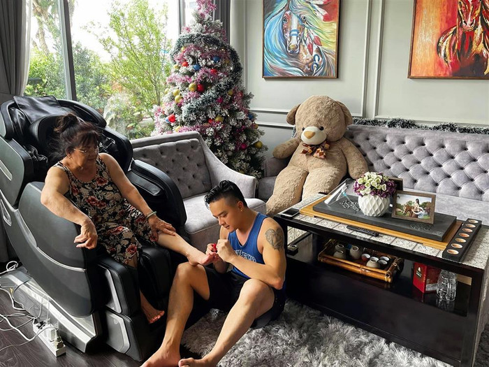 Khoe hình ảnh vui vẻ bên mẹ nhưng lại bị xóc xiểm giới tính