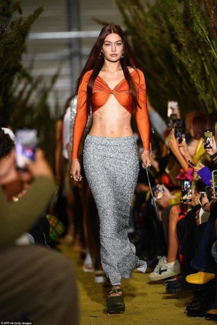 Gigi Hadid không nội y, pose dáng đẹp như tạc tượng trên sàn runway Ảnh 4