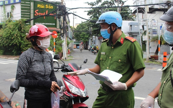TP.HCM: Lực lượng Công an tiến hành kiểm tra ngẫu nhiên người đi đường từ 1/10 Ảnh 2
