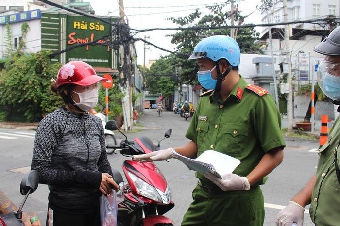 TP.HCM: Lực lượng Công an tiến hành kiểm tra ngẫu nhiên người đi đường từ 1/10 Ảnh 1