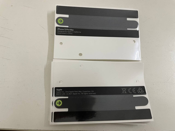 Tem niêm phong dán bên ngoài hộp iPhone 13 được làm giả, chào giá 20.000 đống/tem tại Việt Nam. Ảnh: (N.H)