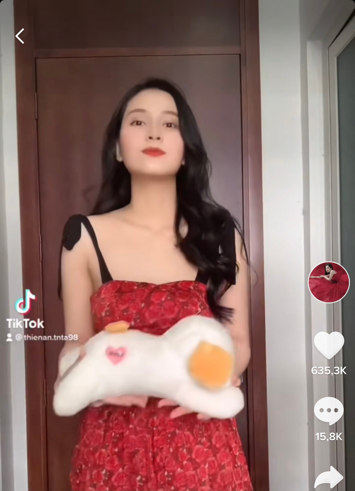 Nhan sắc 'bà mẹ 1 con' khiến dân tình trầm trồ. 