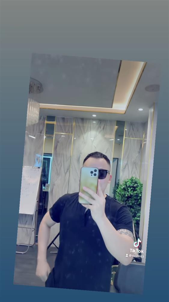 Nhìn thế thôi mà chỉ sau vài phút tỉa tót, mái tóc ngắn, đầu đinh cực kỳ bảnh bao đã quay trở lại.