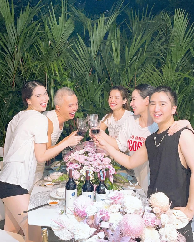 Ngọc Trinh tổ chức tiệc mừng sinh nhật với vài người bạn thân thiết. Dù số lượng ít nhưng cũng đủ để tạo ra không khí giản dị, đầm ấm.