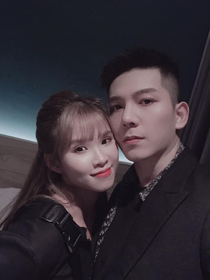 Khoảnh khắc ngọt ngào của hai vợ chồng