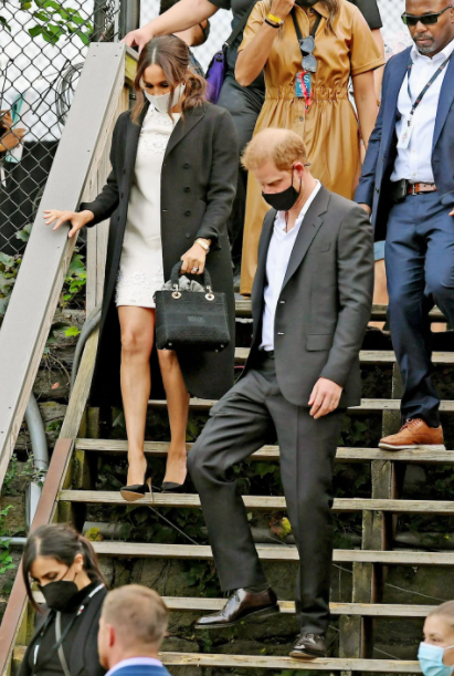 Khi rời khỏi hội trường, Meghan phải bước đi cẩn thận và dùng túi che chắn vì mặc váy quá ngắn. Mẫu túi Lady Dior là sản phẩm mà nhà mốt dùng để tôn vinh Công nương Diana. Tuy nhiên, Dior đã sửa sang lại mẫu túi để phù hợp riêng cho lần xuất hiện của Nữ công tước xứ Suss.ex. Việc này làm công chúng Anh tức giận vì họ cho rằng Meghan chỉ luôn nhắm đến mục tiêu vượt qua tất cả mọi người. 