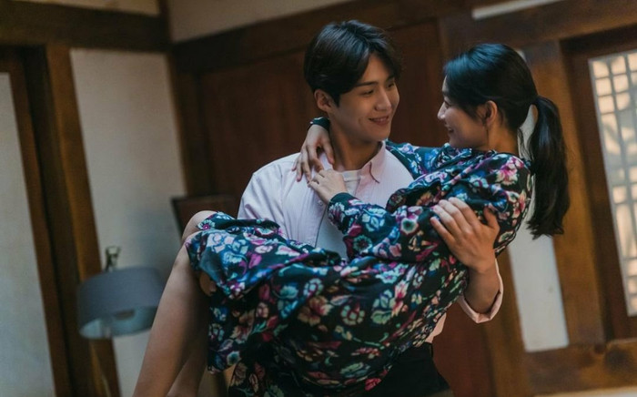 'Hometown Cha Cha Cha' tập 11: Khán giả ăn no 'cẩu lương' của Shin Min Ah và Kim Seon Ho Ảnh 2